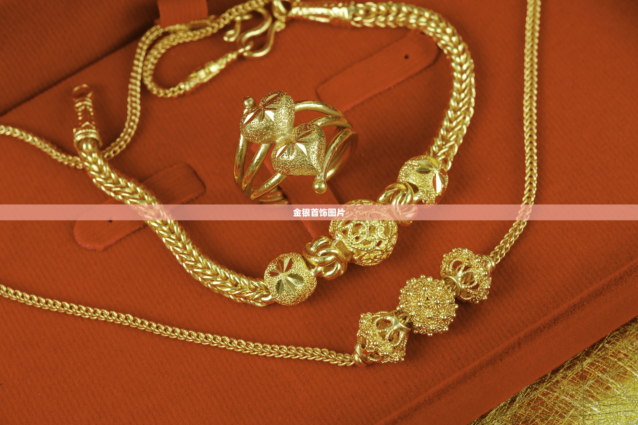 金银首饰图片(金条与金首饰的费用差多少)